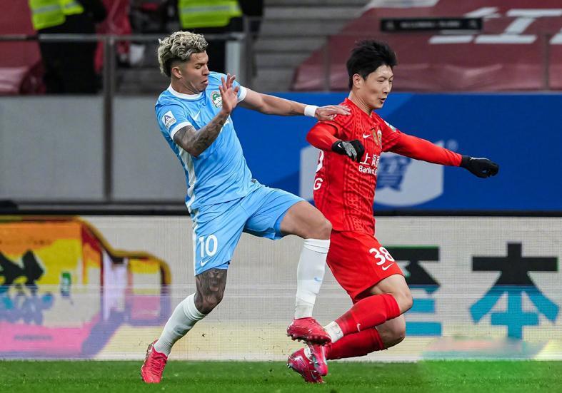 开云平台-辣眼！中超首轮10大“战犯”大连占4个！球迷：怎么混上主力的？