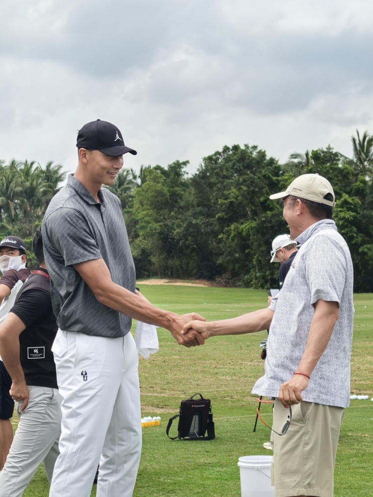 kaiyun-好久不见！易建联现身观澜湖高尔夫比赛 面带笑容心情不错