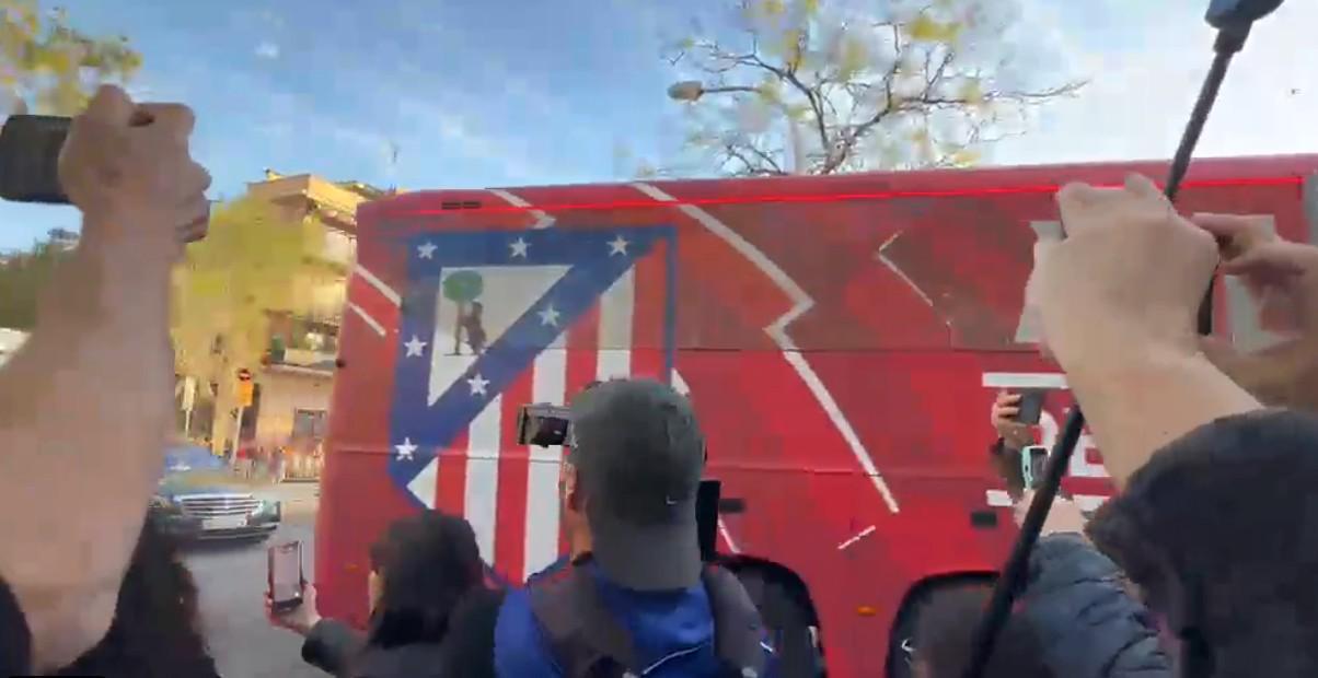 开云app-科贝：马竞大巴前往诺坎普的路上遭石块攻击，两扇车窗被砸碎